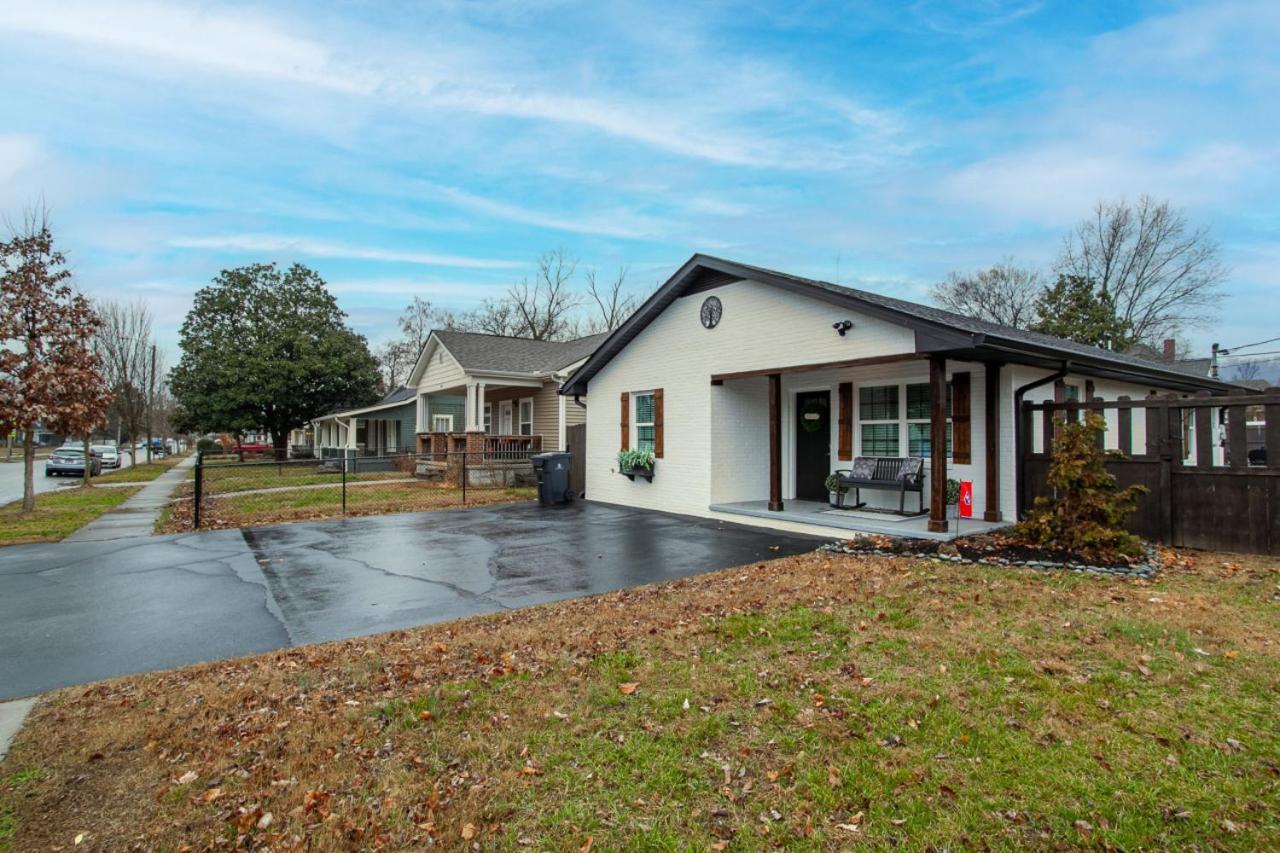 Blue Valley Inn - Hot Tub & Spacious Play Area! Knoxville Exterior foto